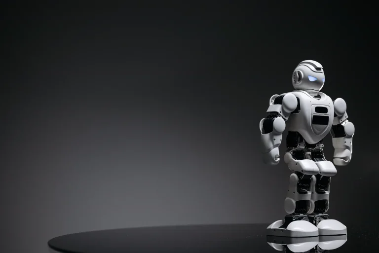 Nogi czy kółka: skąd bierze się spór o kształt robota humanoidalnego