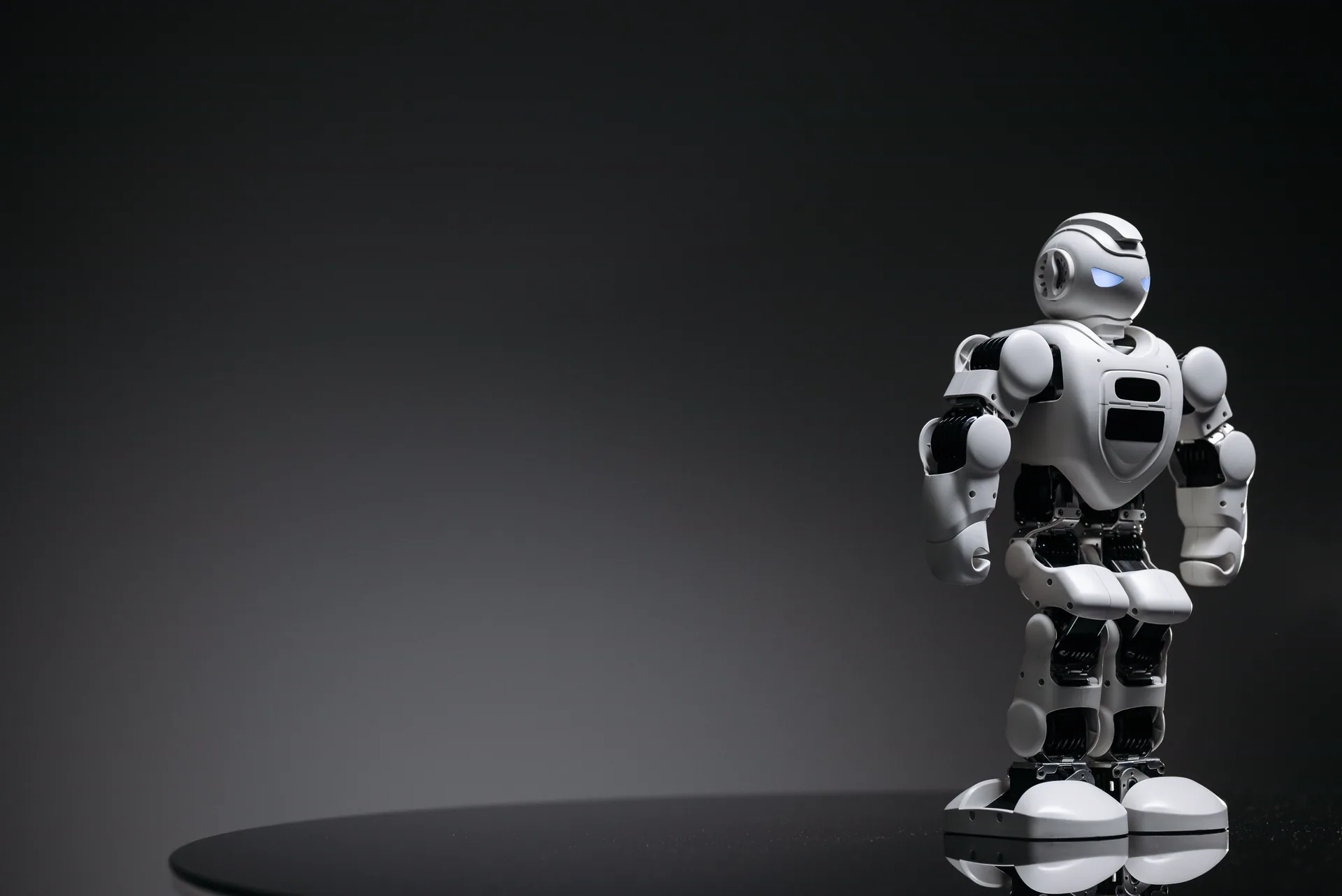 Nogi czy kółka: skąd bierze się spór o kształt robota humanoidalnego